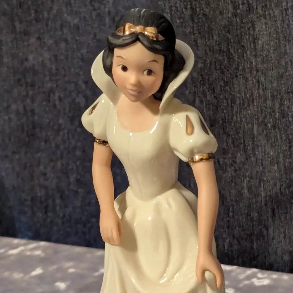 Disney Showcase Collection Snow White Lenox Classics New in Box COA